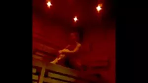 أحمر